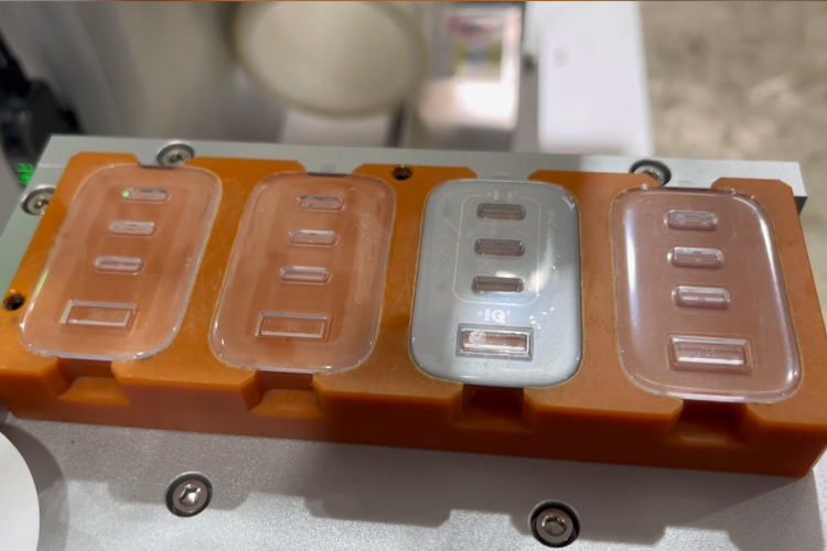 揭秘“無氣泡”貼膜背后的黑科技-自動貼膜機廠家